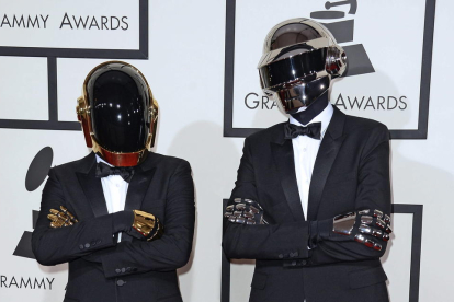 Los dos integrantes del grupo de música electrónica francés Daft Punk posan a su llegada a la 56 edición de los Premios Grammy en Los Ángeles (Estados Unidos).