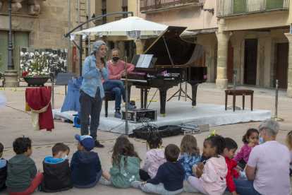 Els més petits van gaudir tocant un piano de cua, instal·lat ahir a la plaça Major de la capital de la Segarra.