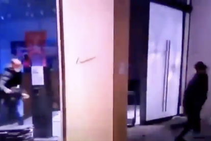 Frame estret del vídeo del home xocant contra l'aparador