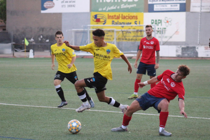 Un jugador del Lleida Juvenil se lleva el balón ante un futbolista del Balaguer.