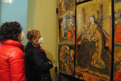El públic va poder admirar ahir el retaule gòtic a l’església de Sant Pere de Vilanova de Bellpuig.