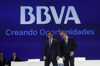 El president del BBVA Carlos Torres (esquerra), al costat del conseller delegat de l'entitat bancària, el turc Onur Genç.