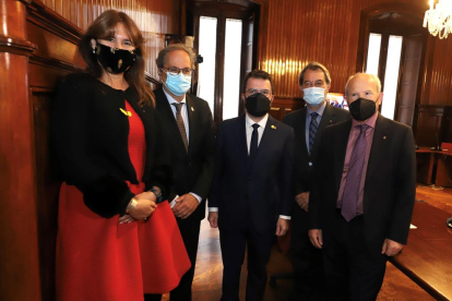 Aragonès, amb els expresidents Quim Torra, José Montilla i Artur Mas i la presidenta del Parlament Laura Borràs.