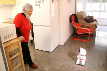 Magarita Fernádez, de 75 años, acompañada del robot diseñado por el Grup Saltó de Lleida. 