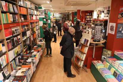 Clients en una llibreria de l’Eix Comercial de Lleida aquest febrer.