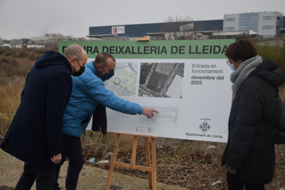 La visita del alcalde de Lleida, Miquel Pueyo, y el concejal Jaume Rutllant en los terrenos donde se construirá el nuevo centro de reciclaje municipal.