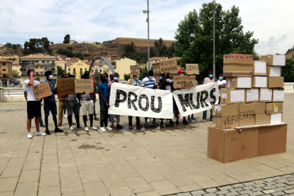 Medio centenar de personas se manifiestan en Balaguer a favor de los migrantes y refugiados y para pedir 