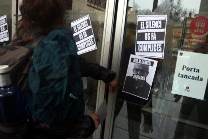 Cartells a la porta de l’Institut del Teatre contra Joan Ollé.