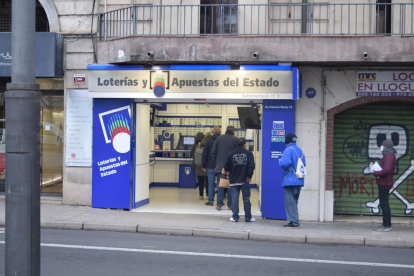 Clients fent cua ahir al matí a l’administració de l’avinguda Francesc Macià de Lleida.