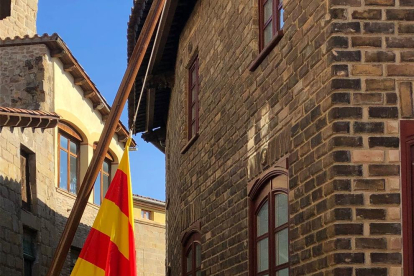 Bandera a mig pal amb crespó negre al centre de Solsona.