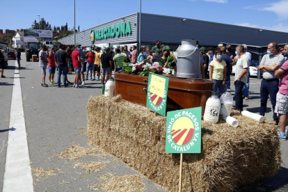 Una movilización de los agricultores ante el Mercadona de Vic.