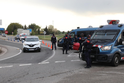 Imagen de un control de movilidad de los Mossos d’Esquadra el pasado abril en Alcoletge. 
