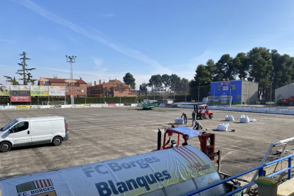 A punto el nuevo césped del Borges  -  Los trabajos de renovación del césped artificial en el campo de fútbol de la capital de Les Garrigues avanzan a buen ritmo y el ayuntamiento prevé que el terreno de juego ya esté preparado este fin de se ...