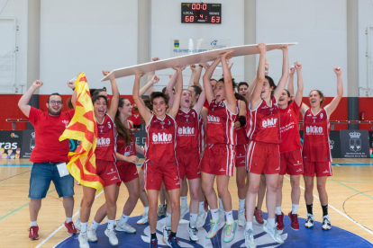 Les jugadores del CB Lleida celebren la victòria contra el filial del València Basket, que els va donar l’ascens a la Lliga Femenina després de ser campiones de Catalunya.