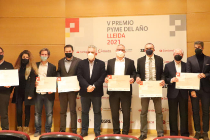 Els guardonats, amb els representants del diari SEGRE, la Cambra de Comerç i el Banc Santander, ahir després de l’entrega de premis.