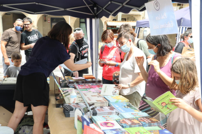 Les trenta-cinc parades de llibres de literatura infantil de la plaça Mercadal van estar freqüentades durant tota la jornada.