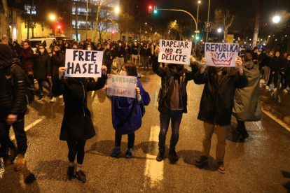 Carteles por la libertad de Hasél y contra la monarquía, ayer, en la protesta en Barcelona.