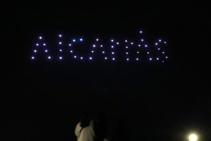 Un momento del espectáculo visual con drones anoche en Alcarràs.