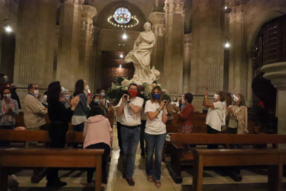 La imagen de la Inmaculada Concepción procedente de Éfeso, ayer a su llegada a la catedral de Lleida. 
