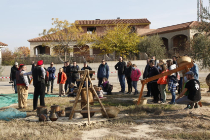 Biel y Jordi, dos campesinos que enseñaron a familias cómo se recogían olivas antaño en Arbeca.