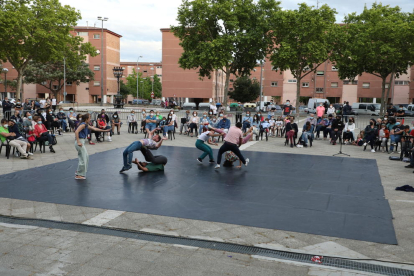 La plaza Barcelona de Lleida, en la Mariola, se convirtió ayer en un escenario teatral de FiraTàrrega.