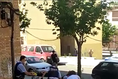 Mossos immobilitzant un home amb la Taser al juliol a Lleida.