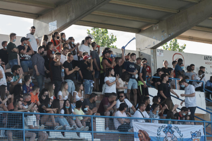 Un jugador del Mollerussa es agarrado por la camiseta por un rival ayer durante el partido de ida de ascenso a Tercera RFEF.