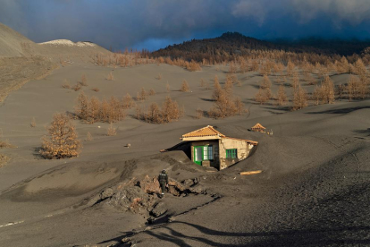 Una casa cubierta de ceniza próxima al volcán de La Palma.