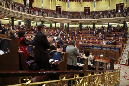 Parlamentarios aplauden durante el pleno del Congreso de los Diputados, este martas en Madrid.