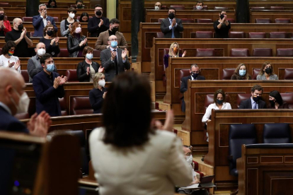 Parlamentarios aplaudiendo durante el pleno del Congreso de los Diputados.
