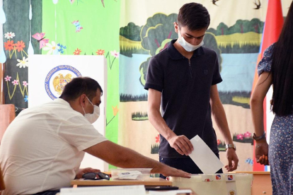 Un jove al dipositar el seu vot ahir a les eleccions legislatives d’Armènia.