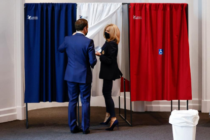 Macron i la seua esposa van anar a votar als comicis regionals.