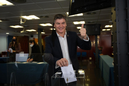 Uno de los socios de Pimec en Lleida, ayer ejerciendo su derecho al voto.