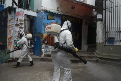 Un grup de treballadors desinfecta la favela de Santa Marta, a Río de Janeiro, Brasil.