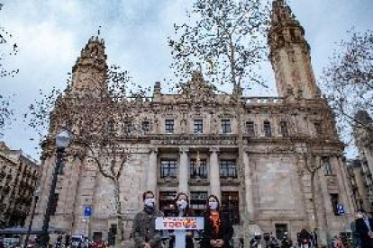 Llargues cues en algunes oficines de Correus per tramitar el vot del 14F