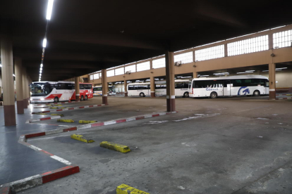 A la izquierda, los andenes de la estación de autobuses. A la derecha, las taquillas para comprar billetes, la mayoría de ellas cerradas y sin haber sido reformadas desde 1972. 