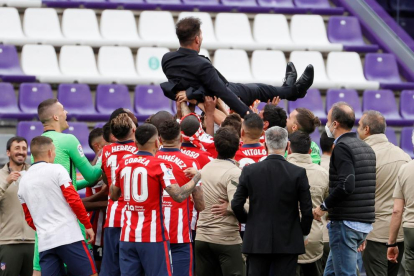 Els jugadors matalassers mantegen el tècnic, Diego Pablo Simeone, després d’aconseguir el triomf que els assegurava el títol de Lliga.