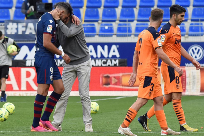 Els jugadors matalassers mantegen el tècnic, Diego Pablo Simeone, després d’aconseguir el triomf que els assegurava el títol de Lliga.