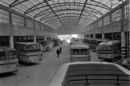 A l’esquerra, les andanes de l’estació d’autobusos. A la dreta, les taquilles per comprar bitllets, la majoria tancades i sense haver-se reformat des del 1972.