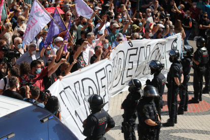 Centenares de independentistas protestan contra la visita de Pedro Sánchez a un Liceo 'blindado' por los Mossos