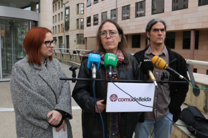 La cabeza de lista del Comú de Lleida a las municipales del 2023, Laura Bergés, con los concejales de la formación a la Paeria, Elena Ferre y Sergi Talamonte, ante los juzgados de Lleida.