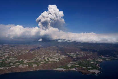 Vista tomada desde un helicóptero de la colada de lava del volcán de la isla de La Palma.