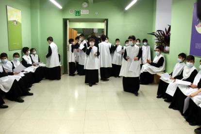 Escolanets de Montserrat es preparen per cantar a la basílica.