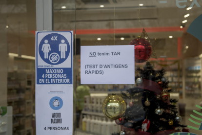 Una farmacia de Lleida informa en un cartel de la falta de test.