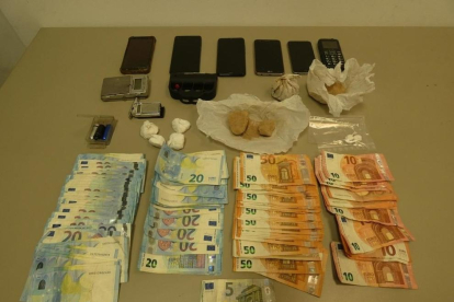 Los 155 gramos de heroína, 44 gramos de cocaína, una báscula de precisión, utensilios relacionados, 6 teléfonos móviles y 3.145 euros en metálico que los agentes localizaron en el domicilio de los detenidos en Vielha.