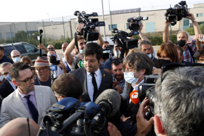 Carles Puigdemont, a l’abandonar ahir la presó sarda en què havia estat internat hores abans, rodejat de gran expectació mediàtica.