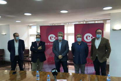 Dirigentes de la Cámara de Comercio de Lleida, ayer, en la sede de este organismo.