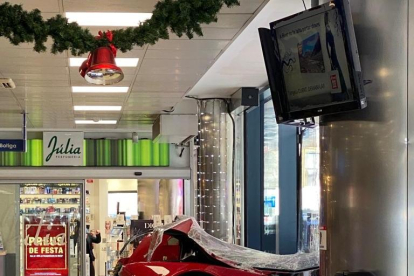 Un Ferrari s'encasta contra un centre comercial a Andorra