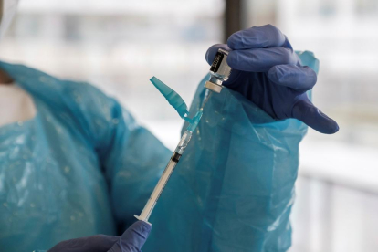 Una enfermera prepara una dosis de una de la vacunas contra la Covid para inocularla.