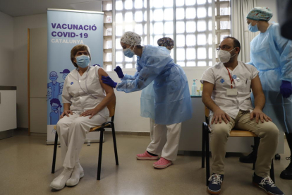 Imagen de archivo de enfermeras del CAP de Balàfia-Pardinyes durante la vacunación de personal sanitario